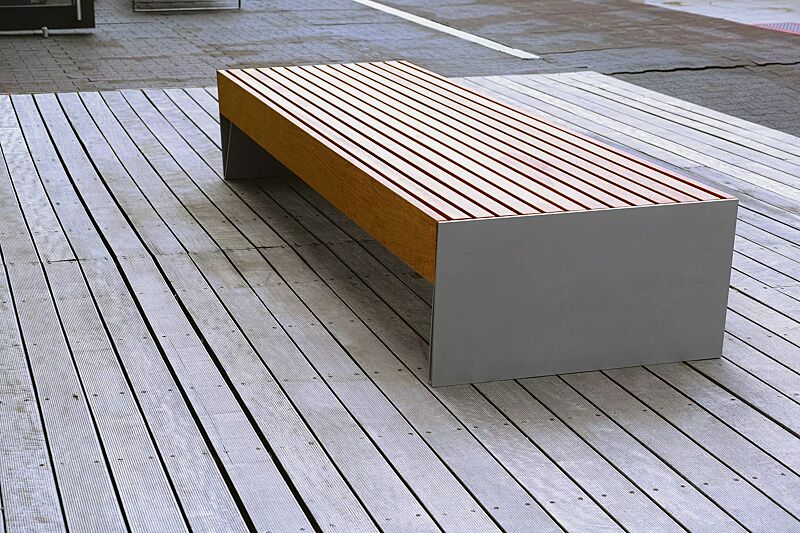 Sitzbank BLOCQ ohne Rückenlehne, Sitztiefe 780 mm, mit Jatobaholzbelattung, Stahlteile in RAL 9007 graualuminium