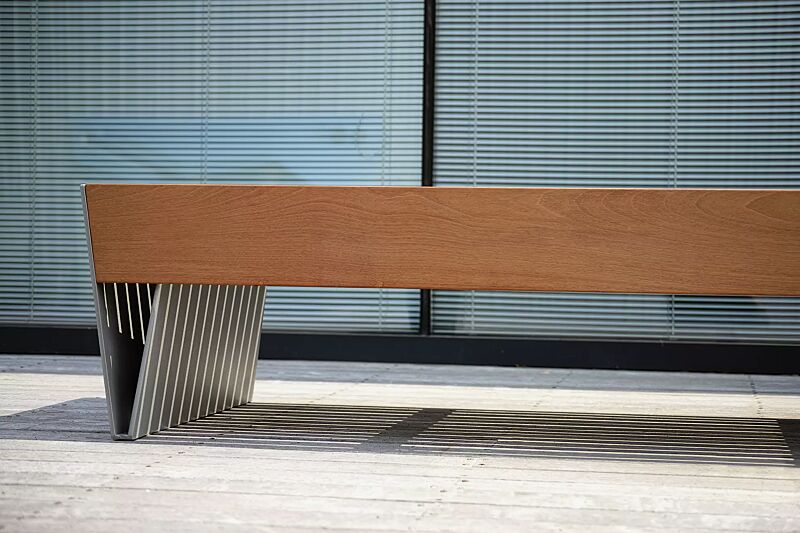 Sitzbank BLOCQ ohne Rückenlehne, Sitztiefe 780 mm, mit Jatobaholzbelattung, Stahlteile in RAL 9007 graualuminium