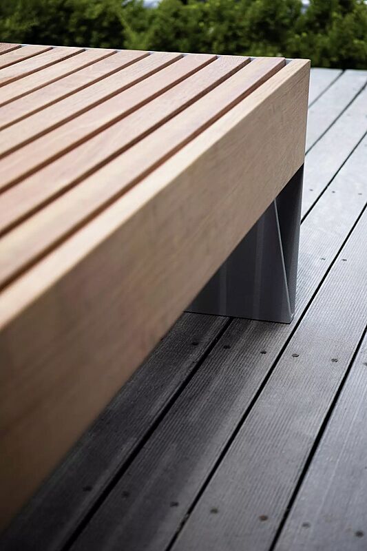 Sitzbank BLOCQ ohne Rückenlehne, Sitztiefe 780 mm, mit Jatobaholzbelattung, Stahlteile in RAL 9007 graualuminium
