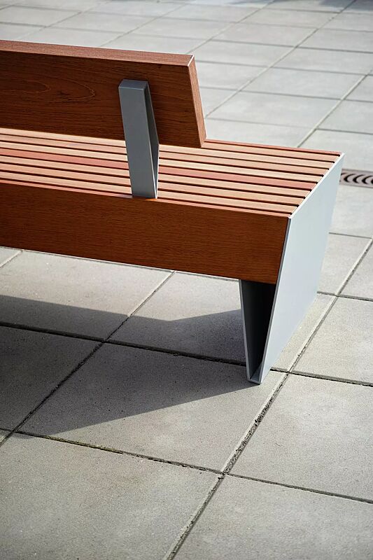 Sitzbank BLOCQ mit Rückenlehne, mit Jatobaholzbelattung, Stahlteile in RAL 9007 graualuminium