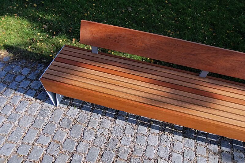 Sitzbank BLOCQ mit Rückenlehne, mit Jatobaholzbelattung, Stahlteile in RAL 9007 graualuminium