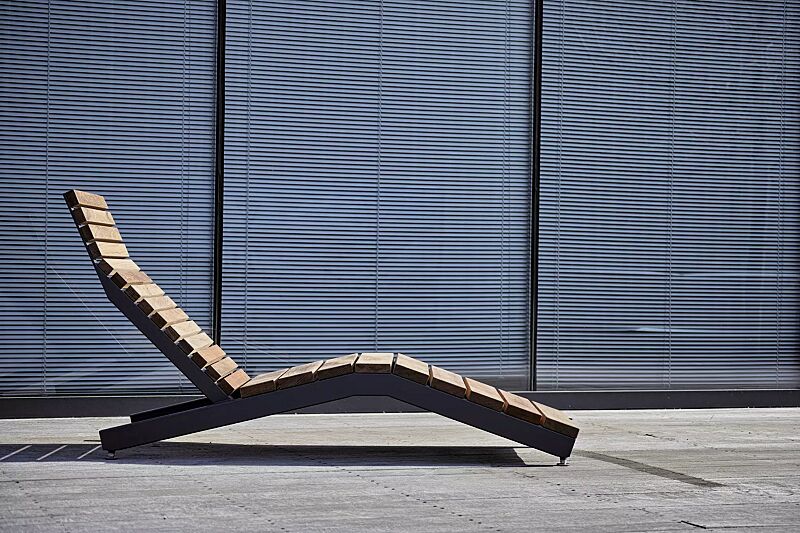 Liegebank RIVAGE zum freien Aufstellen, mit Jatobaholzbelattung, Stahlteile in DB 703 eisenglimmer