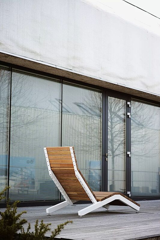 Liegebank RIVAGE zum freien Aufstellen, mit Jatobaholzbelattung, Stahlteile in RAL 9010 reinweiß