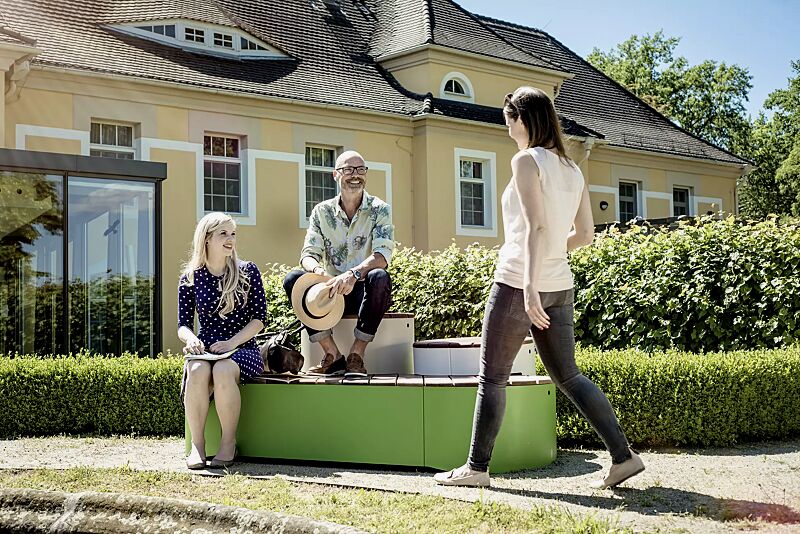 Sitzpodest URBAN ISLANDS, Kombination 2, mit Jatobaholzbelattung, Stahlteile in RAL 9006 weißaluminium und RAL 6010 grasgrün