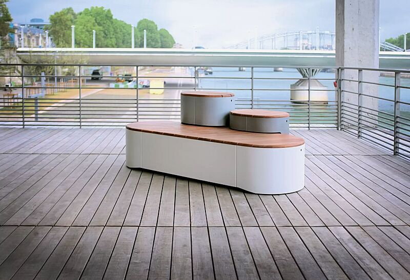 Sitzpodest URBAN ISLANDS, Kombination 2, mit Jatobaholzbelattung, Stahlteile in RAL 9006 weißaluminium, RAL 9007 graualuminium und RAL 9010 reinweiß