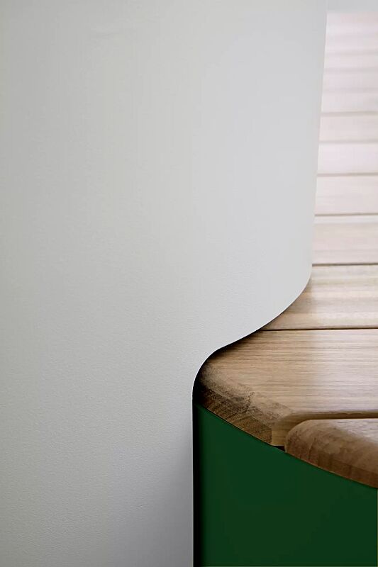 Sitzpodest URBAN ISLANDS, mit Jatobaholzbelattung, Stahlteile in RAL 6005 moosgrün und RAL 9007 graualuminium