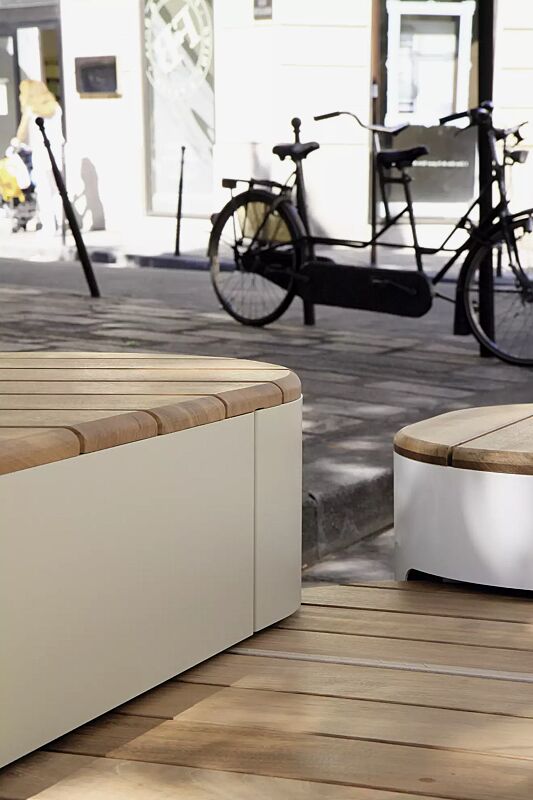 Sitzpodest URBAN ISLANDS, Kombination 1, mit Jatobaholzbelattung, Stahlteile in RAL 9006 weißaluminium und RAL 9007 graualuminium