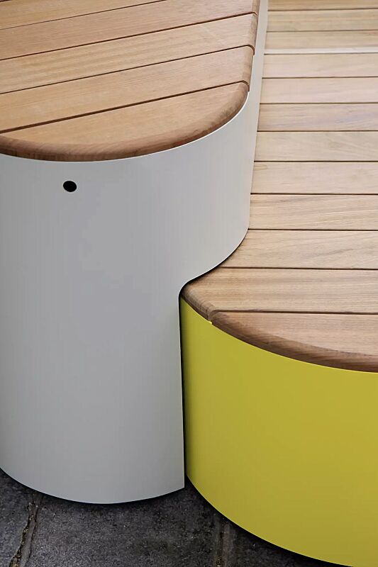 Sitzpodest URBAN ISLANDS, Kombination 1, mit Jatobaholzbelattung, Stahlteile in RAL 1021 rapsgelb und RAL 9006 weißaluminium