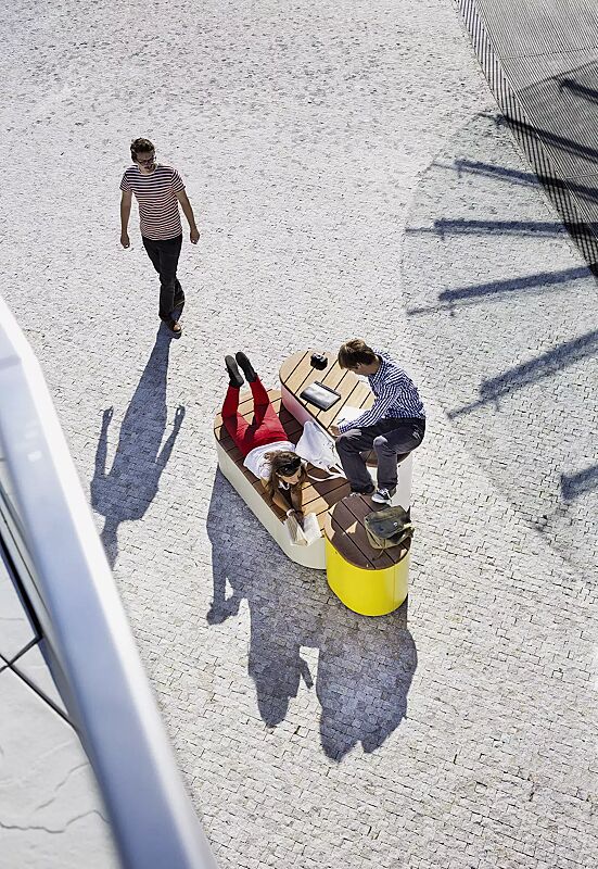 Sitzpodest URBAN ISLANDS, Kombination 1, mit Jatobaholzbelattung, Stahlteile in RAL 1021 rapsgelb, RAL 9006 weißaluminium und RAL 9010 reinweiß
