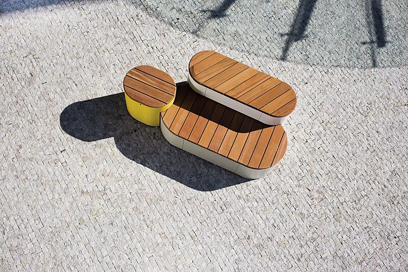 Sitzpodest URBAN ISLANDS, Kombination 1, mit Jatobaholzbelattung, Stahlteile in RAL 1012 zitronengelb, RAL 9006 weißaluminium und RAL 9007 graualuminium