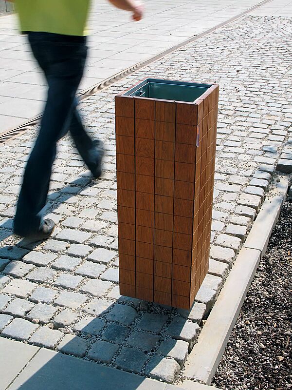 Abfallbehälter NANUK, quadratisch, Korpus: Jatobaholzbelattung, Stahlteile in RAL 9007 graualuminium