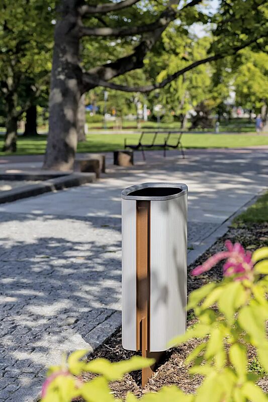 Abfallbehälter MINIUM mit durchgehender flacher Fußplatte zum Aufdübeln bei -100 mm, Stahlteile in Sonderfarbe (auf Anfrage)