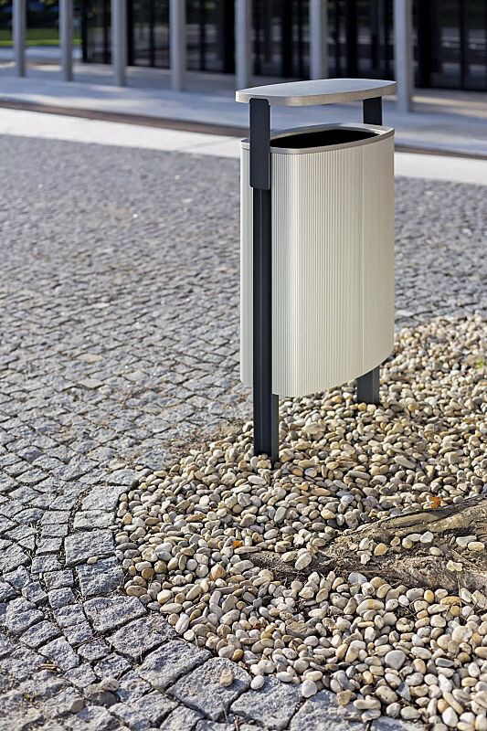 Abfalbehälter MINIUM mit Schutzdach, mit seitlichen Pfosten zum Aufdübeln bei -100 mm, Stahlteile in RAL 9005 tiefschwarz