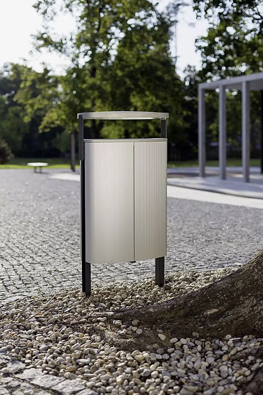 Abfalbehälter MINIUM mit Schutzdach, mit seitlichen Pfosten zum Aufdübeln, Stahlteile in RAL 9005 tiefschwarz 