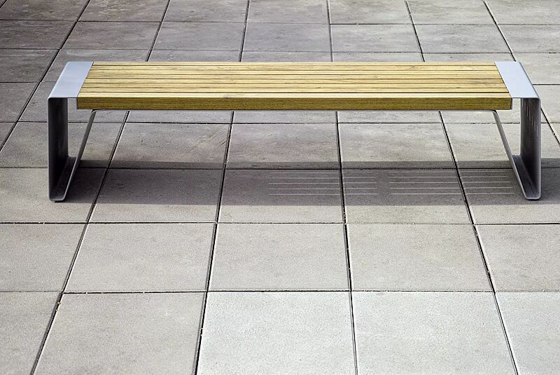 Sitzbank RADIUM ohne Rückenlehne, mit Robinieholzbelattung, Stahlteile in RAL 9006 weißaluminium