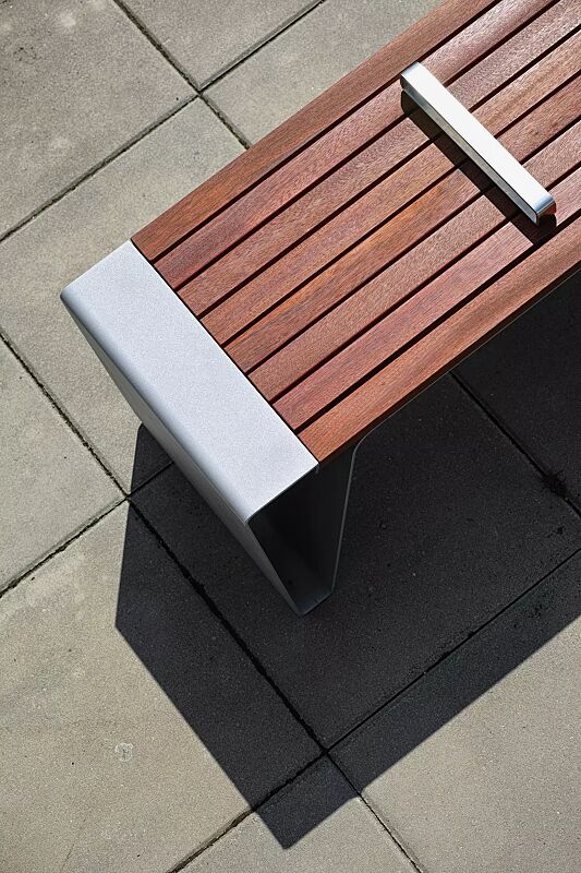 Detail: Sitzfläche, mit Jatobaholzbelattung, mit Edelstahlstreben