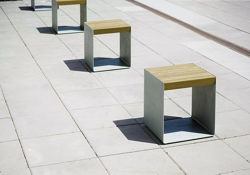 Sitz RADIUM mit Robinieholzbelattung, Stahlteile in RAL 9006 weißaluminium