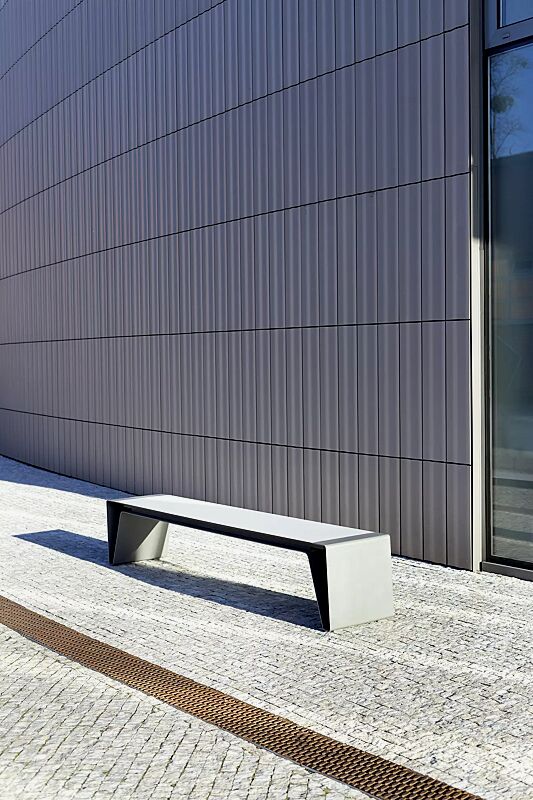 Sitzbank RADIUM ohne Rückenlehne, mit weißer HPL-Auflage, Stahlteile in RAL 9007 graualuminium
