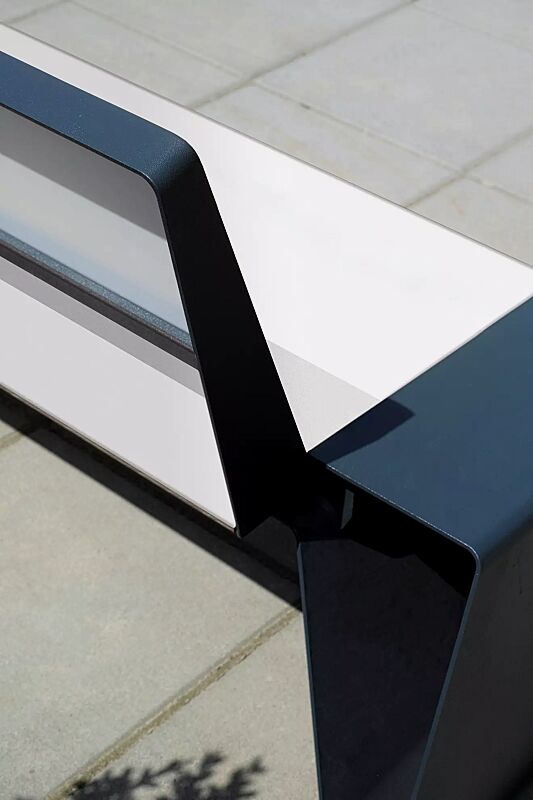 Sitzbank RADIUM mit Rückenlehne, mit weißer HPL-Auflage, Stahlteile in RAL 7016 anthrazitgrau