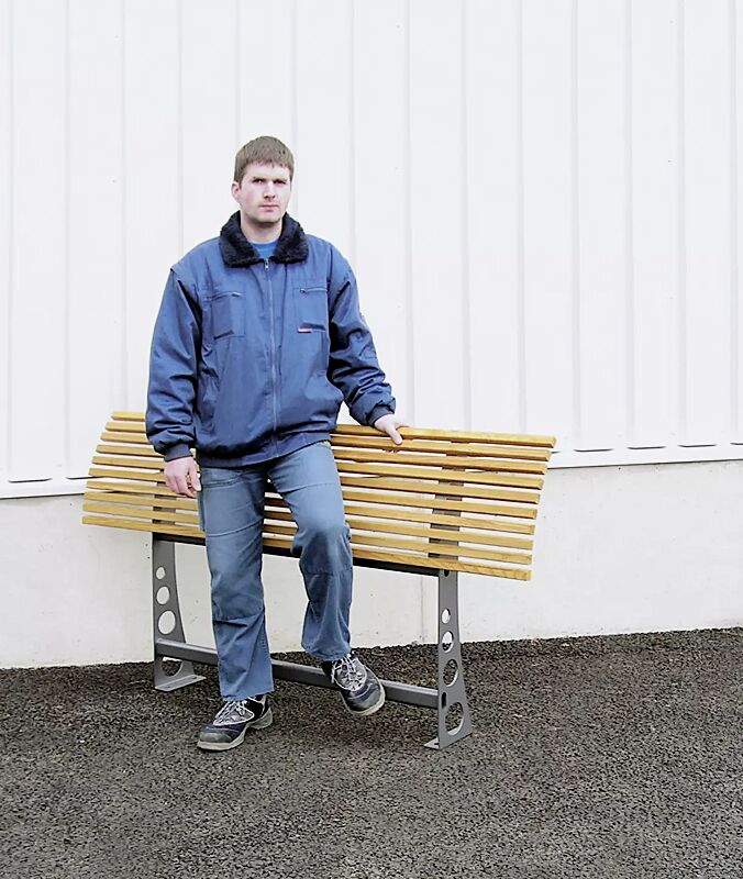 Anlehnbank RELIEF, Lehne mit Escheholzbelattung, 1700 mm breit, pulverbeschichtet in DB 703 eisenglimmer