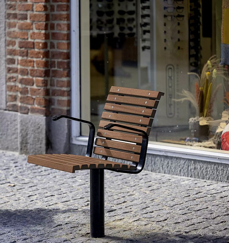 Sitz FJORDPARK mit Armlehnen, Stahlteile in RAL 9005 tiefschwarz