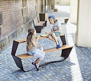Kollektion KARMA bestehend aus Tisch, Sitzbank und Abfallbehälter