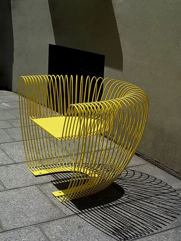 Sitz BUBBLE aus Edelstahl, zusätzlich lackiert in RAL 1018 zinkgelb