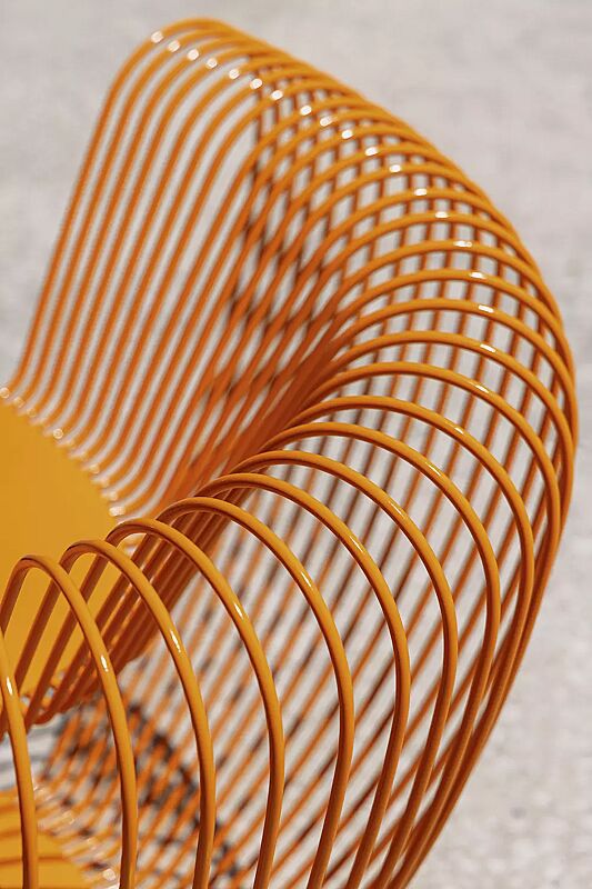 Detail: Edelstahlstreben in RAL 1037 sonnengelb