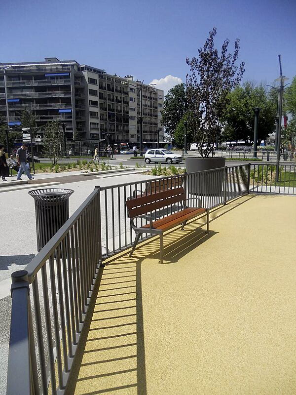 Sitzbank BASIC mit Rückenlehne und Armlehnen, mit Doukaholzbelattung, Stahlteile in RAL 7016 anthrazitgaru