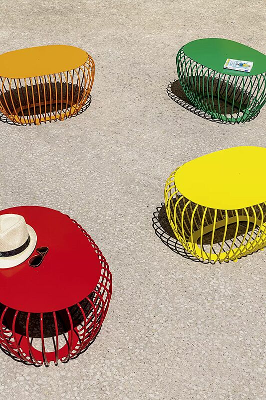 Tische BUBBLE in RAL 1037 sonnengelb, RAL 6037 reingrün, RAL 3020 verkehrsrot und RAL 1016 schwefelgelb