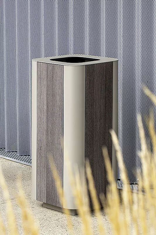 Abfallbehälter PAOSA, Stahlteile in DB 701 eisenglimmer, Korpus aus grauem Zedernholz