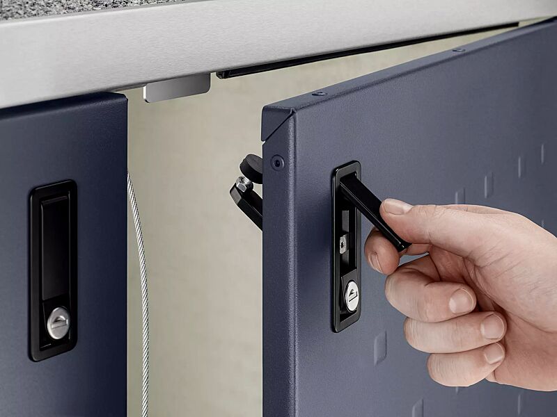 Detail: Klapphebelverschluss mit integriertem Zylinderschloss