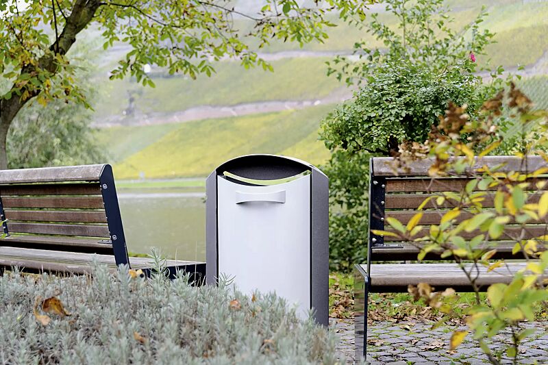 Abfallbehälter BURNHAM mit Ascher, Behälter in RAL 9006 weißaluminium, Rahmen in eisenglimmergrau