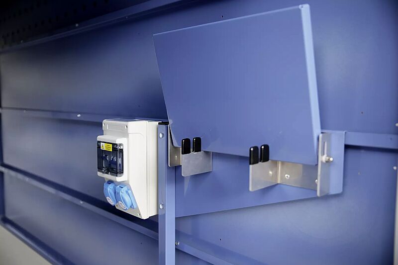 Detail: Ladestation mit klappbarer Ablage