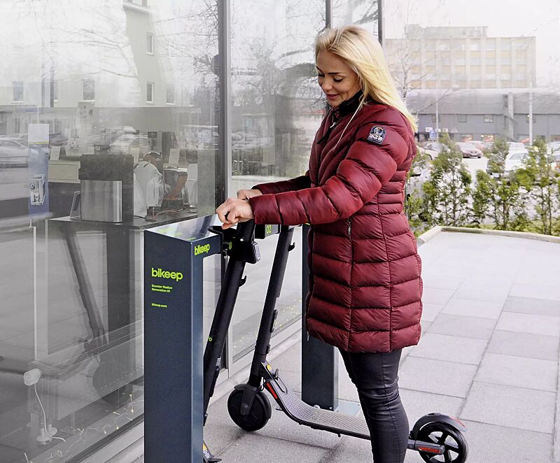 E-Scooterparksystem SKEEP, Komplettangebot mit 5 Einstellplätzen, Öffnungsvorgang