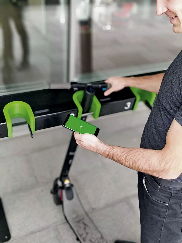 E-Scooterparksystem SKEEP, Komplettangebot mit 5 Einstellplätzen, Freischaltung per App