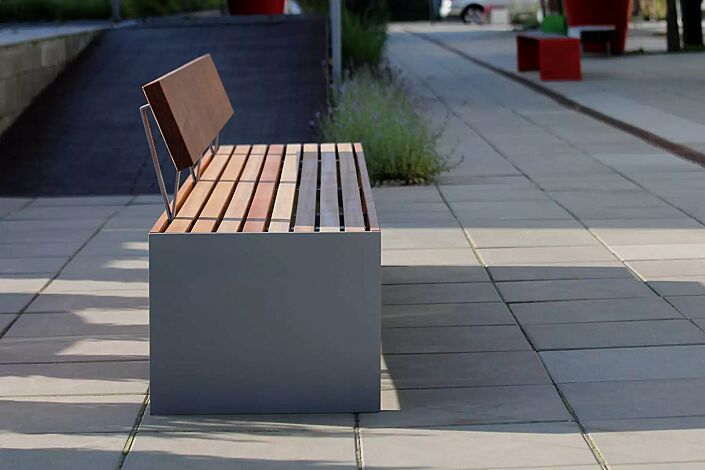 Sitzbank BLOCQ mit Rückenlehne, mit Jatobaholzbelattung, Stahlteile in RAL 9007 graualuminium