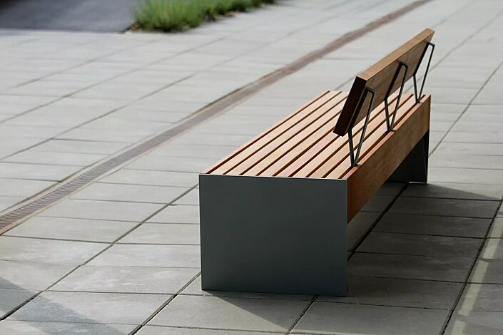 Sitzbank BLOCQ mit Rückenlehne, mit Jatobaholzbelattung, Stahlteile in RAL 9007 graualuminium