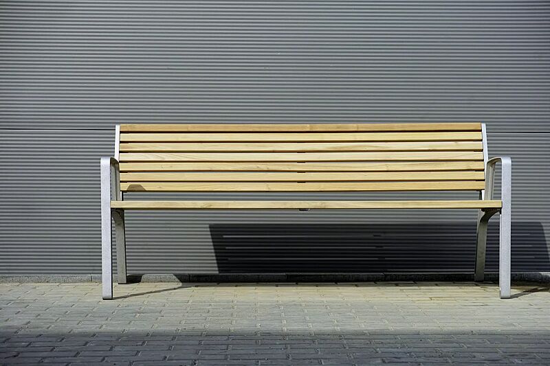 Sitzbank MIELA mit Rückenlehne und Armlehnen, mit schmaler Robinienholzbelattung