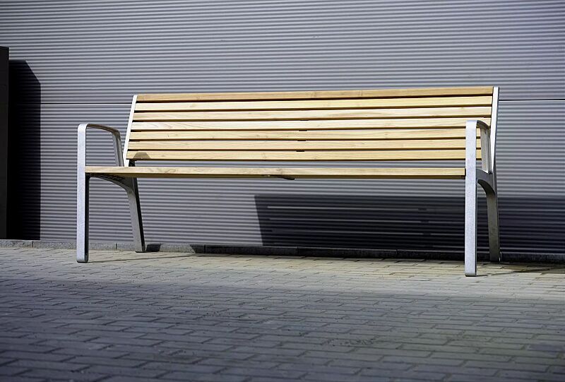 Sitzbank MIELA mit Rückenlehne und Armlehnen, mit schmaler Robinienholzbelattung