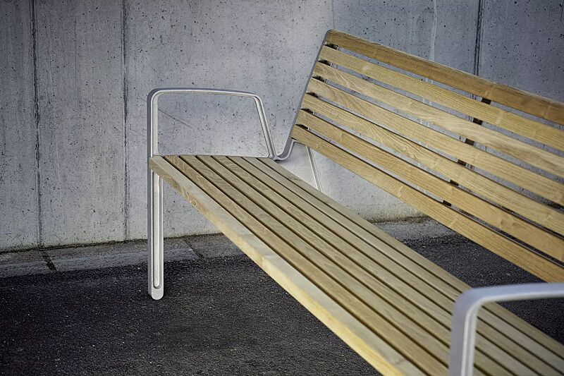 Sitzbank MIELA mit Rückenlehne und Armlehnen, mit schmaler Robinienholzbelattung