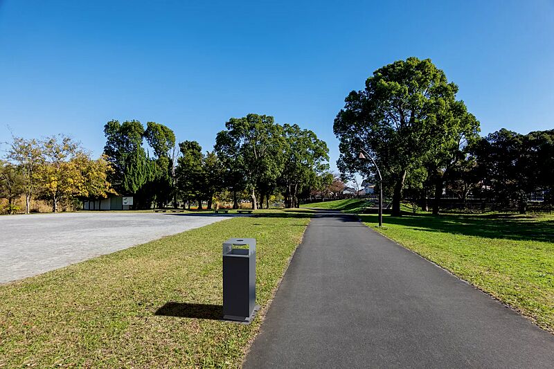 Standabfallbehälter NANUK mit Schutzdach und Ascher, zum Aufdübeln, Korpus: HPL in schwarz, Stahlteile in RAL 9007 graualuminium