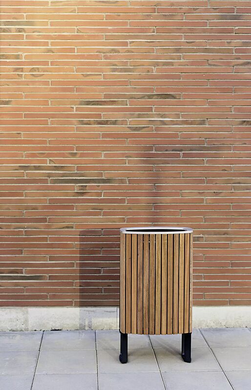 Abfallbehälter MINIUM mit seitlichen Pfosten zum Aufdübeln, mit Jatobaholzbelattung, Stahlteile in RAL 9005 tiefschwarz