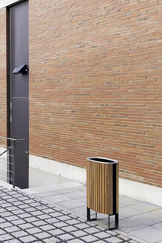 Abfallbehälter MINIUM mit seitlichen Pfosten zum Aufdübeln, mit Jatobaholzbelattung, Stahlteile in RAL 9005 tiefschwarz