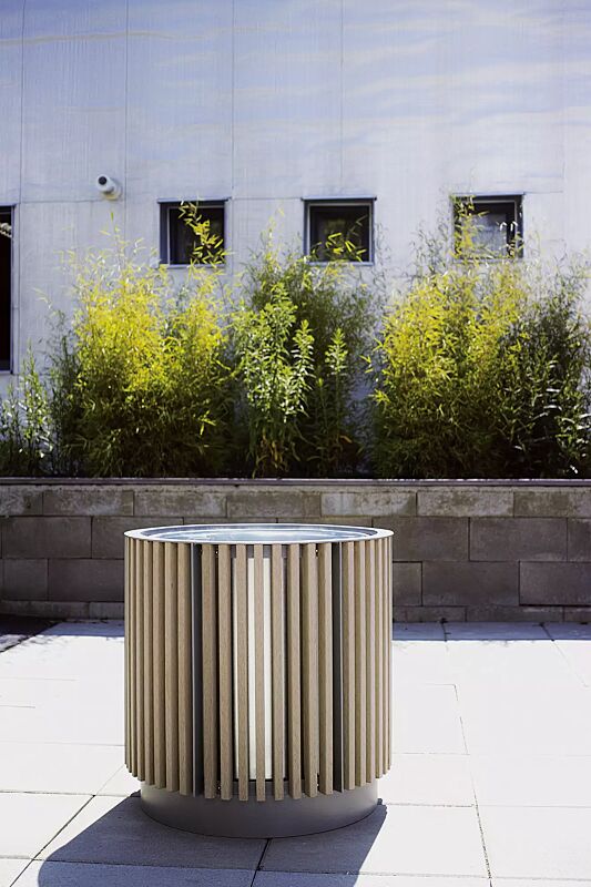 Pflanzbehälter FLORIUM, rund, mit Resysta®-Belattung, lasiert in natur, Stahlteile in RAL 9006 weißaluminium