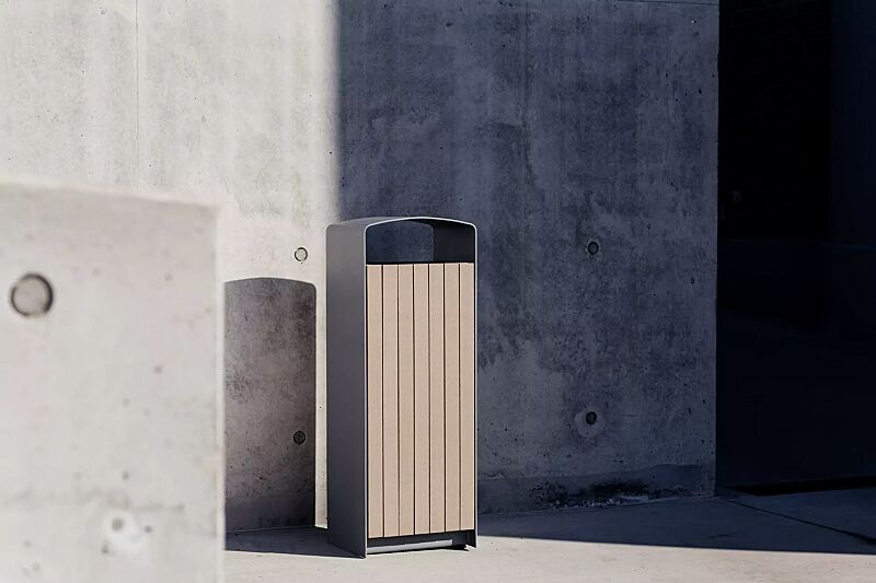 Abfallbehälter PRAX, Korpus: Resysta®-Belattung lasiert in natur, Stahlteile in RAL 9007 graualuminium