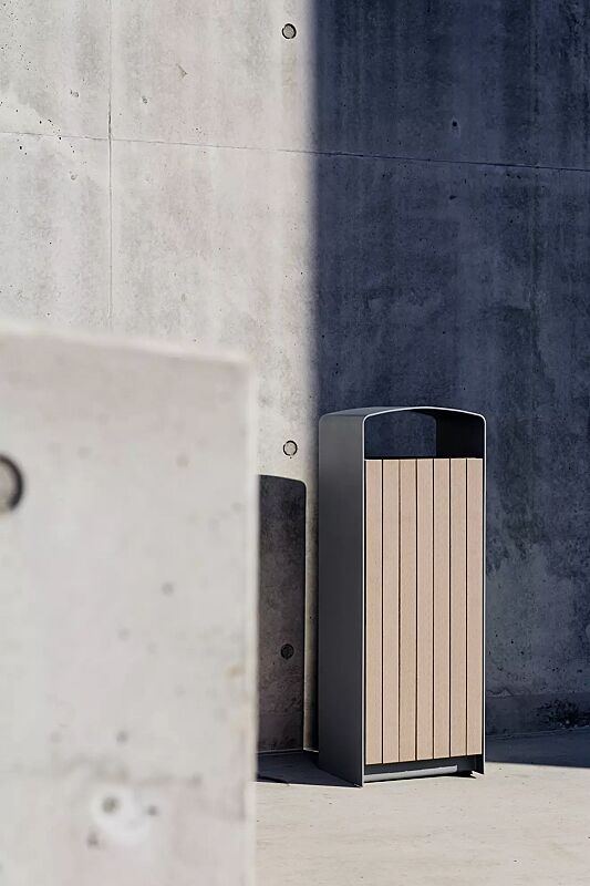 Abfallbehälter PRAX, Korpus: Resysta®-Belattung, lasiert in natur, Stahlteile in RAL 9007 graualuminium