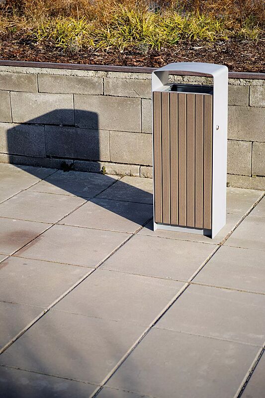 Abfallbehälter PRAX, Korpus: Resysta®-Belattung, lasiert in pale golden, Stahlteile in RAL 9006 weißaluminium