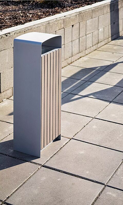 Abfallbehälter PRAX, Korpus:Resysta®-Belattung, lasiert in pale golden, Stahlteile in RAL 9007 graualuminium