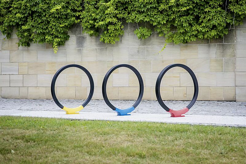 Anlehnbügel GOMEZ, Aluminiumfußabdeckung in RAL 1021 rapsgelb, RAL 5019 capriblau und RAL 3020 verkehrsrot